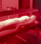 他正在记载片中声